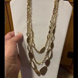 Costume jewelry necklace in goldtone.